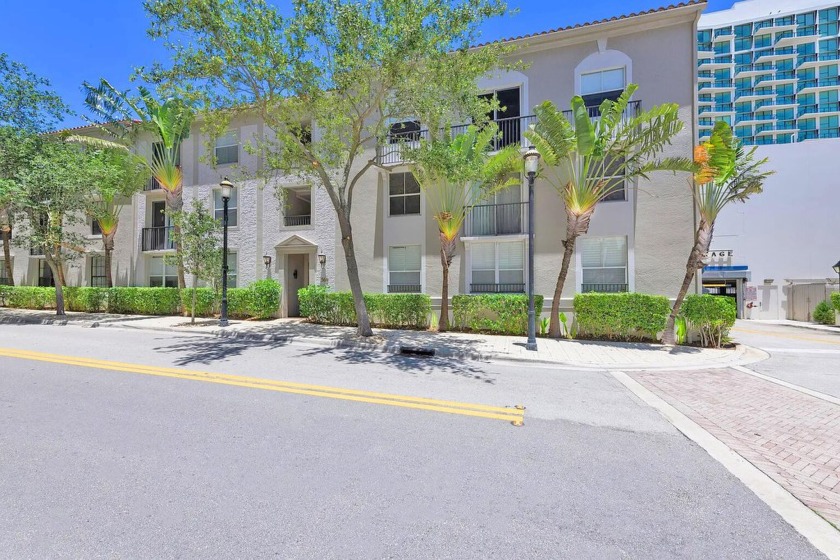 Welcome to one of the only 3-bedroom, 2-bath condominiums in the - Beach Condo for sale in West Palm Beach, Florida on Beachhouse.com