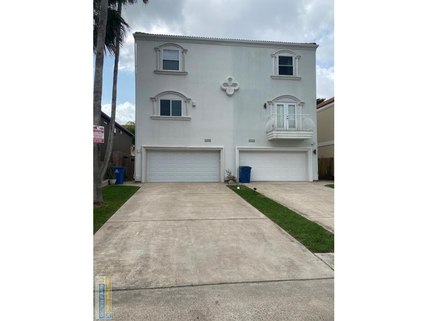 Beautiful and spacious three story townhouse just steps away - Beach Townhome/Townhouse for sale in South Padre Island, Texas on Beachhouse.com