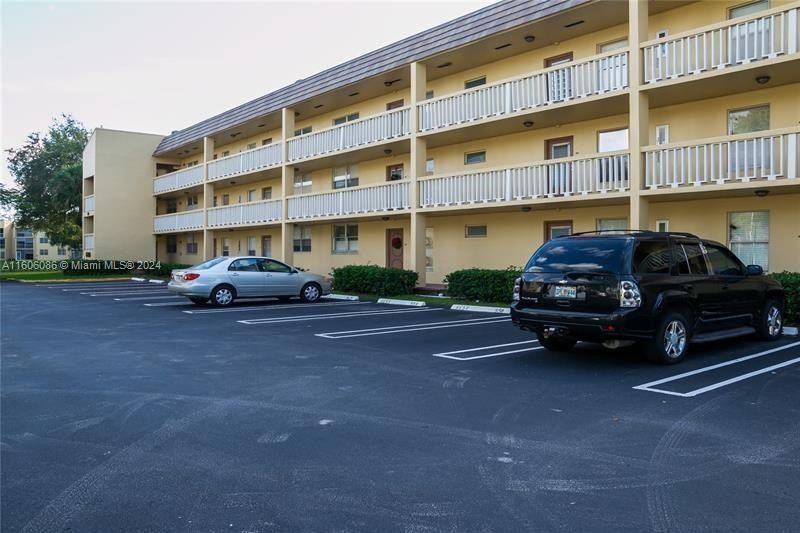 Highly desirable FIRST FLOOR 2/2 condo, split bedroom layout - Beach Condo for sale in Tamarac, Florida on Beachhouse.com