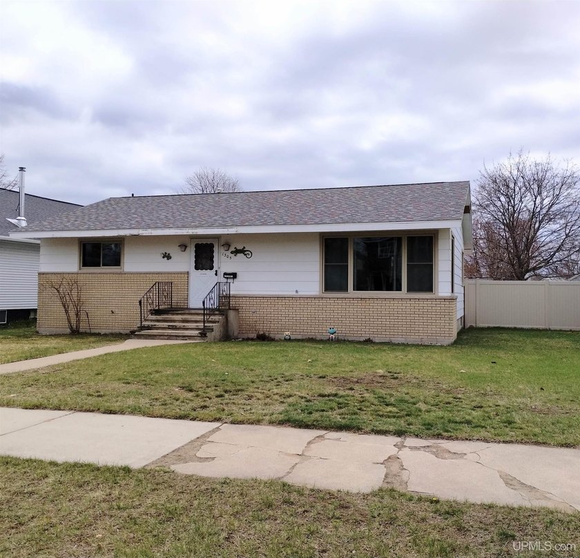 This ranch style home features two good sized bedrooms and an - Beach Home for sale in Gladstone, Michigan on Beachhouse.com