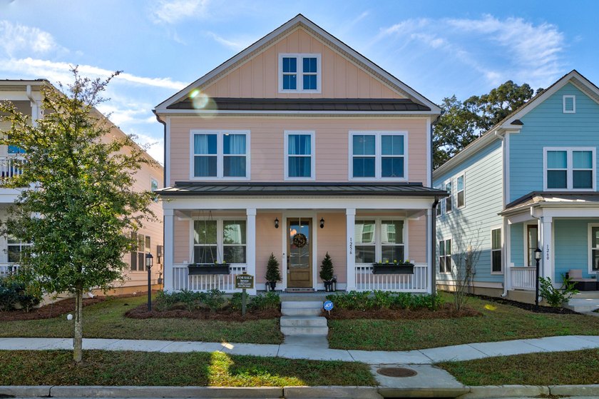 This charming home in Oak Bluff has all the upgrades and - Beach Home for sale in Charleston, South Carolina on Beachhouse.com