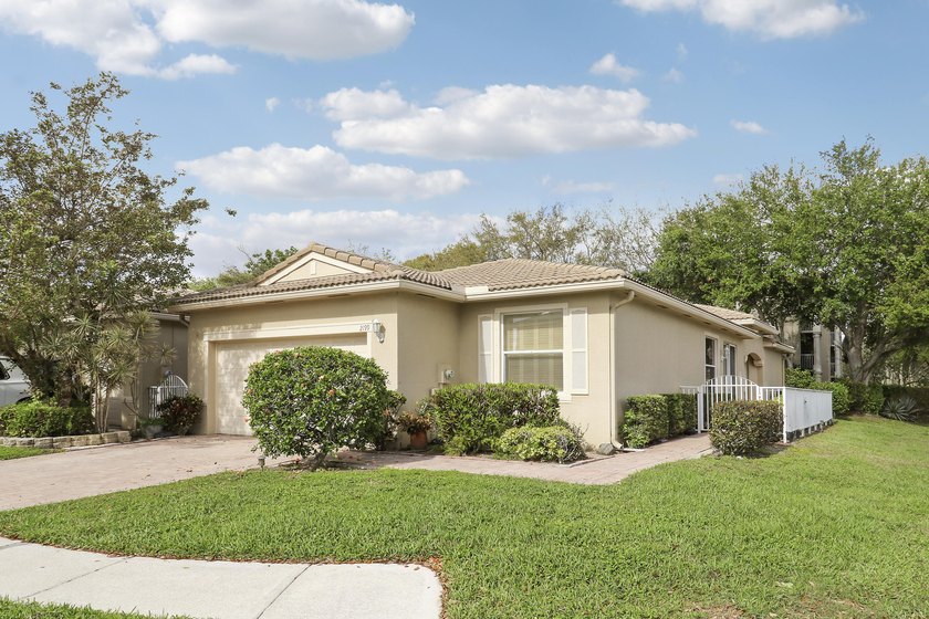This spacious end-unit home is vacant and move-in ready! Tucked - Beach Townhome/Townhouse for sale in West Palm Beach, Florida on Beachhouse.com