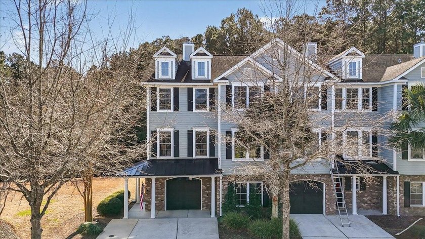 Welcome to 3620 Bagley Drive, a beautifully maintained end unit - Beach Townhome/Townhouse for sale in Mount Pleasant, South Carolina on Beachhouse.com