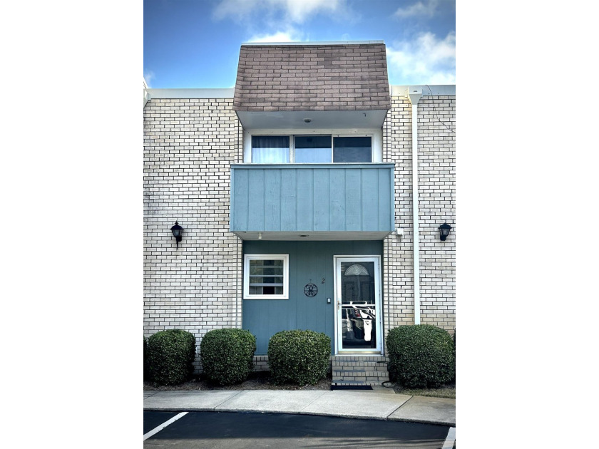 Perfectly positioned just a few blocks from the shoreline, this - Beach Townhome/Townhouse for sale in Myrtle Beach, South Carolina on Beachhouse.com