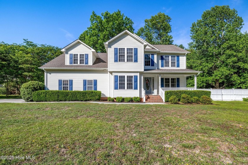 This spacious coastal gem is ready for new owners! If you are - Beach Home for sale in Sneads Ferry, North Carolina on Beachhouse.com