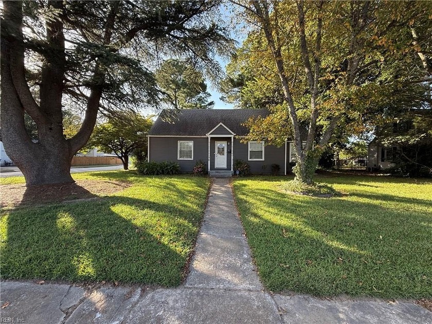 THIS 4 BEDROOM 2 BATHROOM HOME HAS A SPACIOUS OPEN FLOOR PLAN - Beach Home for sale in Portsmouth, Virginia on Beachhouse.com