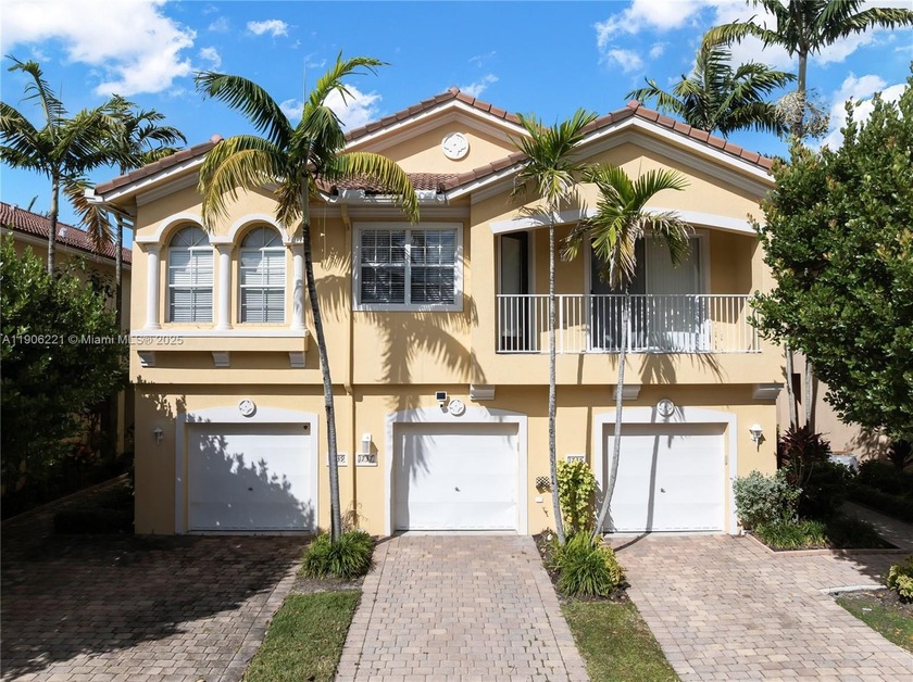 Fully renovated 2 bed, 2.5 bath townhouse featuring a modern - Beach Townhome/Townhouse for sale in Riviera Beach, Florida on Beachhouse.com