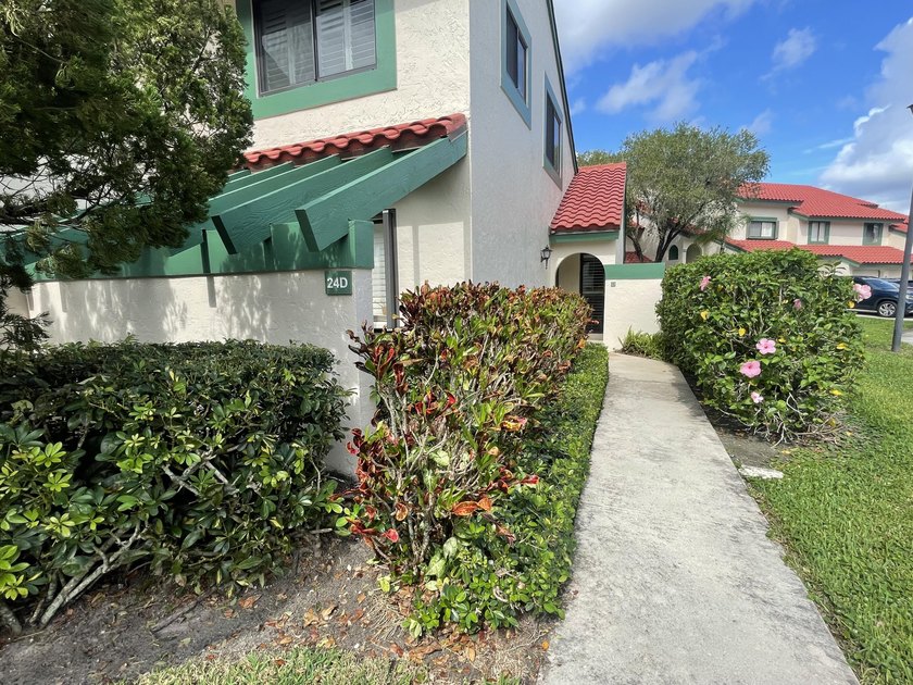 Beautifully updated 2/2 corner residence in the gated community - Beach Condo for sale in Palm Beach Gardens, Florida on Beachhouse.com