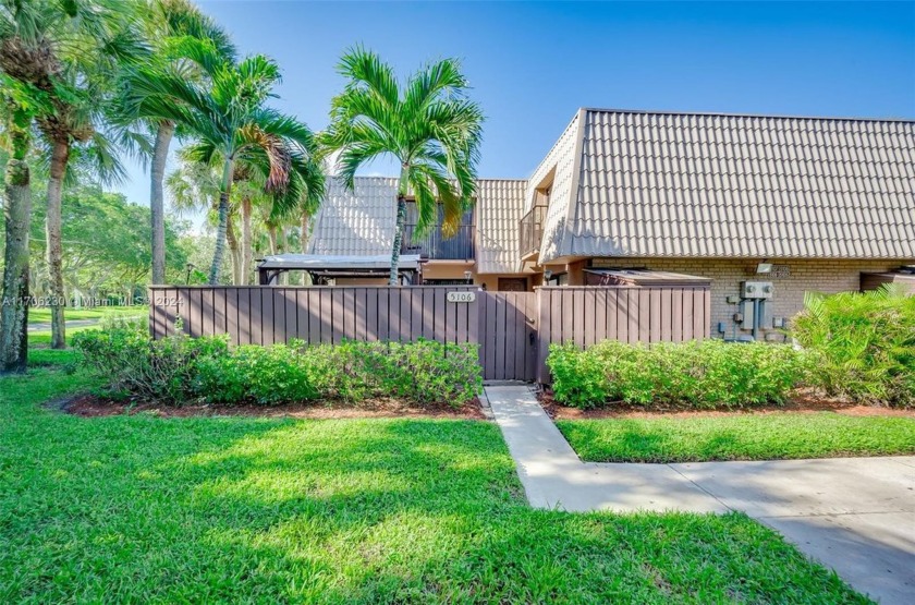 This beautiful 2-bedroom, 2.5-bathroom townhouse seamlessly - Beach Townhome/Townhouse for sale in West Palm Beach, Florida on Beachhouse.com