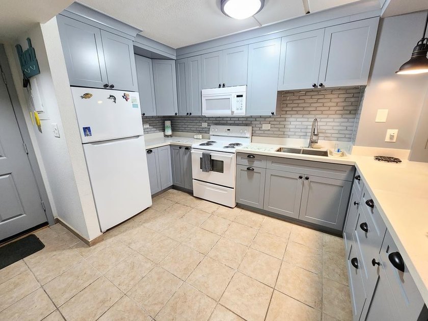 Desireable TURNKEY condo with excellent rental potential - Beach Condo for sale in South Padre Island, Texas on Beachhouse.com