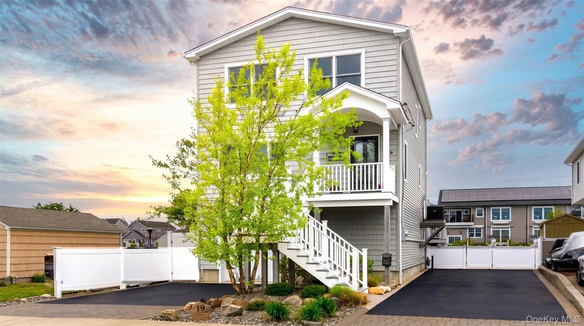 **For Sale: Stunning Waterfront Home on Canal- Diamond ++** This - Beach Home for sale in Babylon, New York on Beachhouse.com
