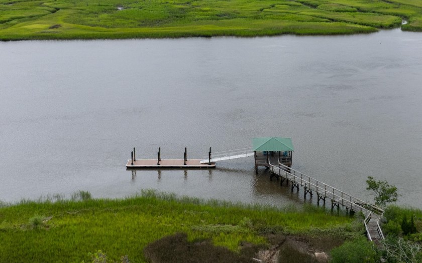 Three miles from downtown Charleston one finds Wappoo Landing - Beach Townhome/Townhouse for sale in Charleston, South Carolina on Beachhouse.com
