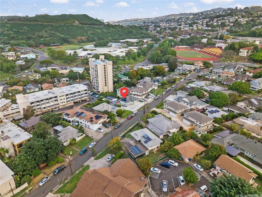 Exceptional multi-generational property with strong flexibility - Beach Home for sale in Honolulu, Hawaii on Beachhouse.com