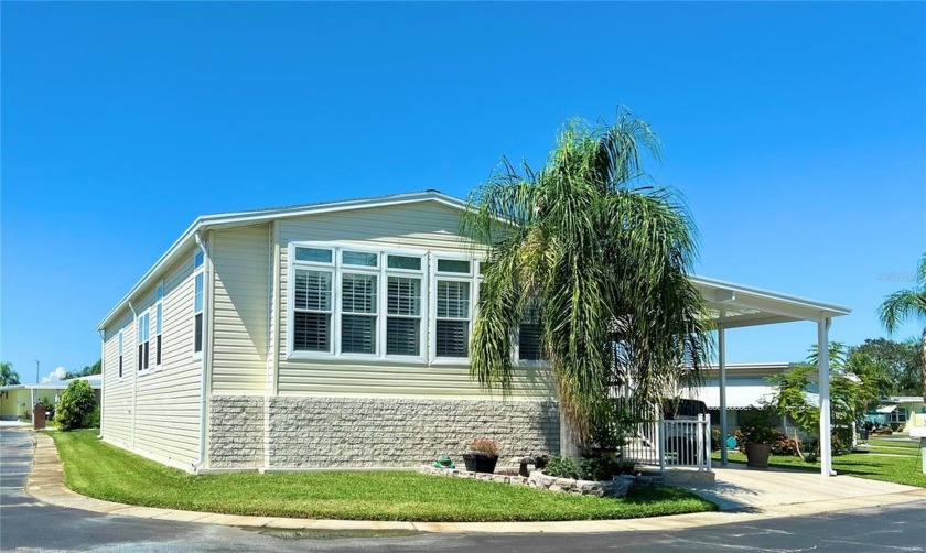 WOW... A MUST SEE HOME in FOUR SEASONS! This home withstood - Beach Home for sale in Largo, Florida on Beachhouse.com