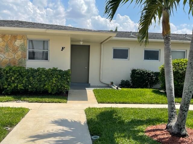 Welcome to this beautiful well maintained Crestwood Villa! This - Beach Condo for sale in West Palm Beach, Florida on Beachhouse.com