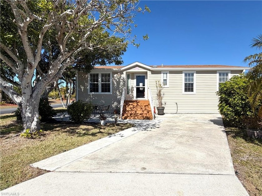 Magnificent 2016 Jacobson 2-Bedroom, 2-Bath Manufactured Home on - Beach Home for sale in Estero, Florida on Beachhouse.com