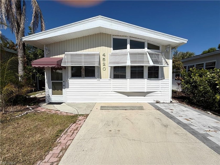 Welcome to this lovely 1992 Chariot manufactured home, featuring - Beach Home for sale in Estero, Florida on Beachhouse.com