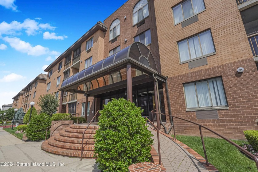 Welcome to this beautiful and large 2-bedrooms, 2-baths, duplex - Beach Apartment for sale in Staten Island, New York on Beachhouse.com