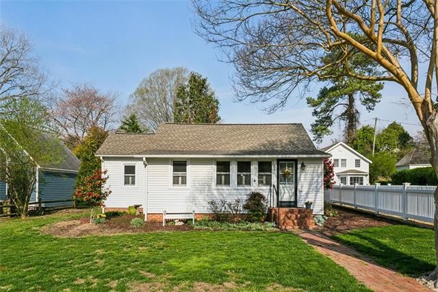 This charming cottage in historic Yorktown offers versatile - Beach Home for sale in Yorktown, Virginia on Beachhouse.com