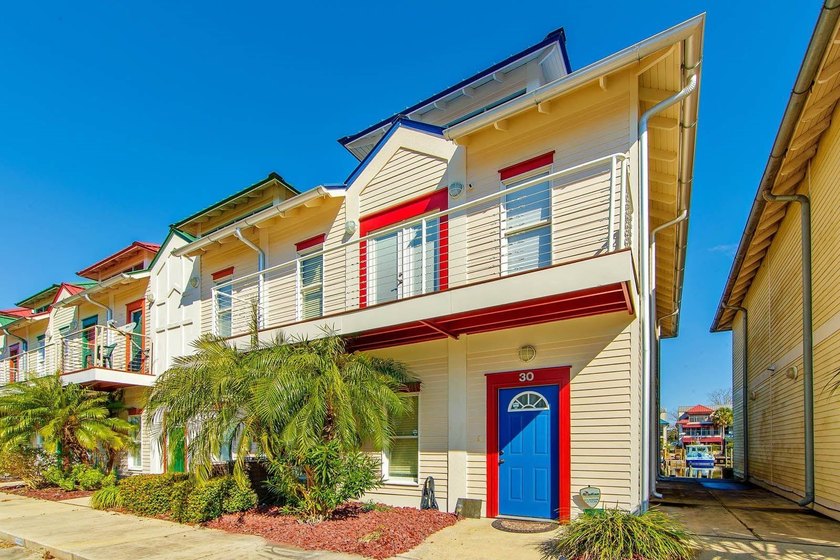 Waterfront Living in Houma! Completely renovated modern - Beach Townhome/Townhouse for sale in Houma, Louisiana on Beachhouse.com