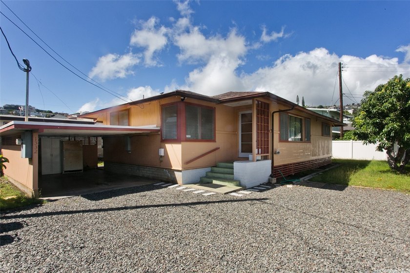 Cute as a button, this hidden gem offers 3 bedrooms and 1 1/2 - Beach Home for sale in Honolulu, Hawaii on Beachhouse.com
