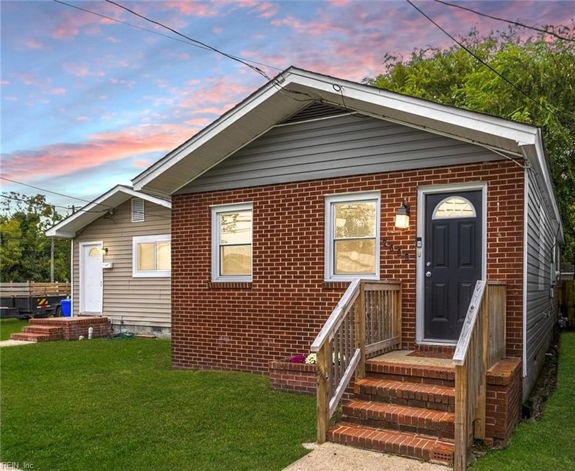 Welcome to a true gem on Roanoke! Cozy and cute, this home - Beach Home for sale in Newport News, Virginia on Beachhouse.com