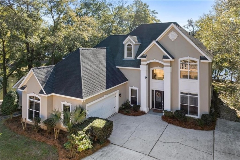 BEAUTIFUL LAKEFRONT HOME IN DAWES LAKE ESTATES!!  This - Beach Home for sale in Mobile, Alabama on Beachhouse.com