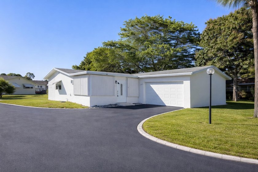 Beautifully renovated and truly turnkey, this 2-bedroom, 2-bath - Beach Home for sale in Deerfield Beach, Florida on Beachhouse.com