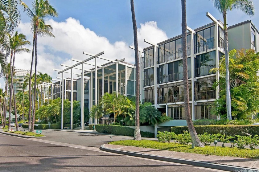 Located one unit back from the oceanfront units, there is a - Beach Condo for sale in Honolulu, Hawaii on Beachhouse.com