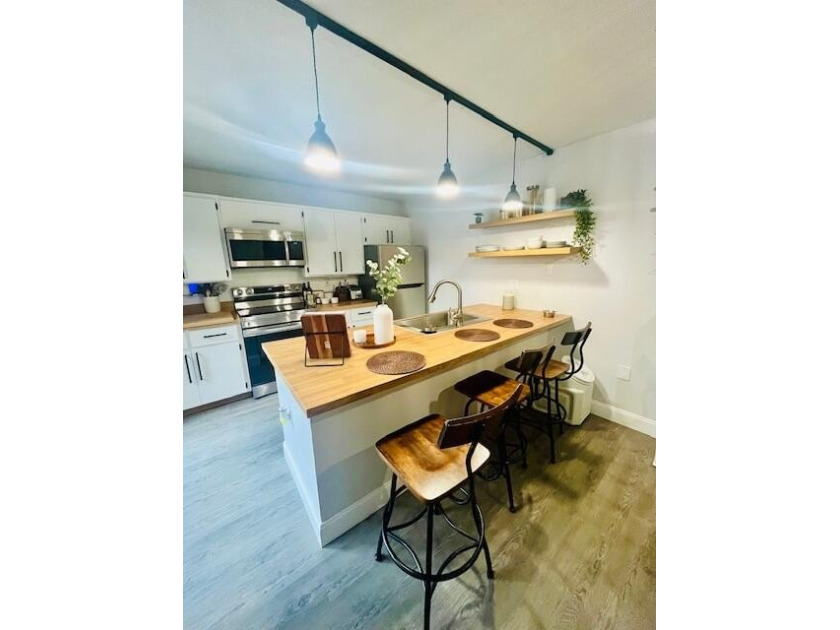 Location, location! Just 10 minutes from CityPlace, 8 minutes - Beach Townhome/Townhouse for sale in West Palm Beach, Florida on Beachhouse.com