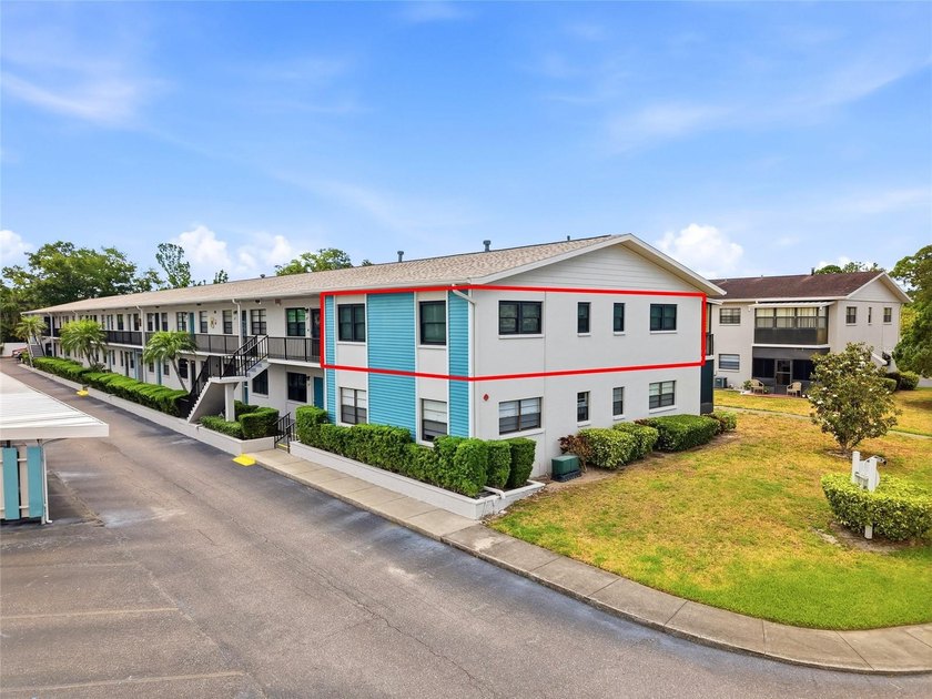 Wow!  This is a top floor 2 bedroom/2 bathroom CORNER UNIT with - Beach Condo for sale in St. Petersburg, Florida on Beachhouse.com