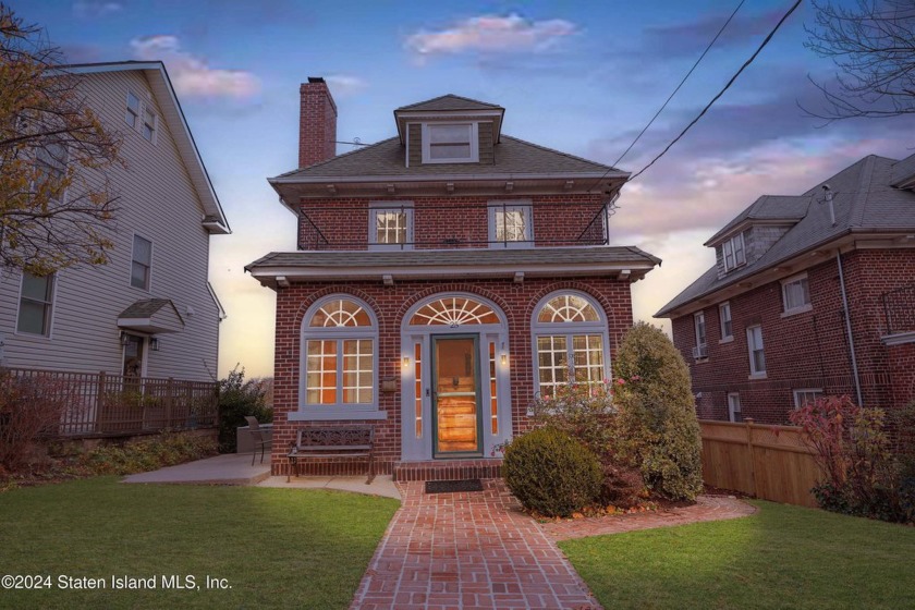 Welcome home to 25 Silver Lake Rd! 

This beautiful single - Beach Home for sale in Staten Island, New York on Beachhouse.com