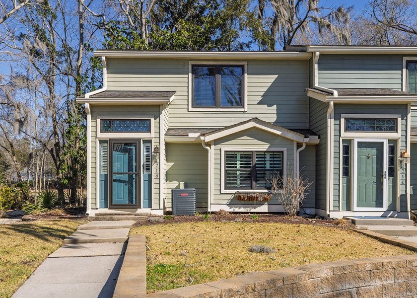 Move-in ready end-unit townhouse in the highly sought-after - Beach Townhome/Townhouse for sale in Mount Pleasant, South Carolina on Beachhouse.com