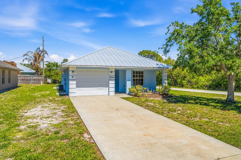 Smart buyers move fast on this one. This 2BR/2BA with a den Vero - Beach Home for sale in Vero Beach, Florida on Beachhouse.com