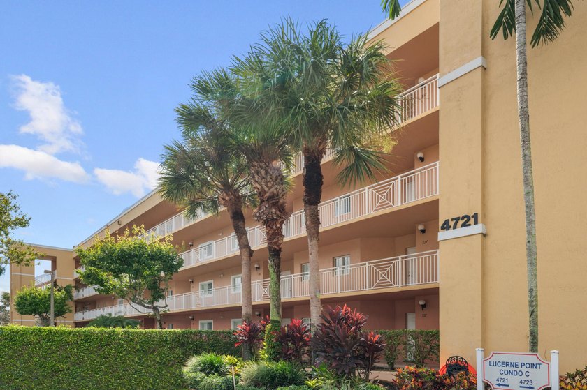 Penthouse Condo in Lucerne Lakes, spacious 3 bedroom, 2 bathroom - Beach Condo for sale in Lake Worth, Florida on Beachhouse.com