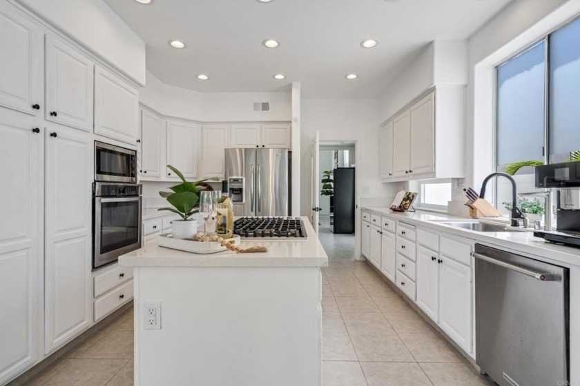 BACK ON MARKET AT NO FAULT OF SELLER OR HOME! Seller will - Beach Home for sale in Oceanside, California on Beachhouse.com