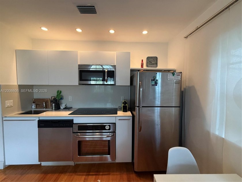 ONLY UNIT IN THE BUILDING WITH AN ASSIGNED PARKING SPACE--a rare - Beach Condo for sale in Miami Beach, Florida on Beachhouse.com
