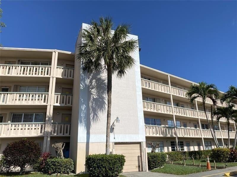 WOW! TURNKEY, UPDATED MOVE RIGHT INTO 1 bed 1 1/2 bath PENTHOUSE - Beach Condo for sale in West Palm Beach, Florida on Beachhouse.com