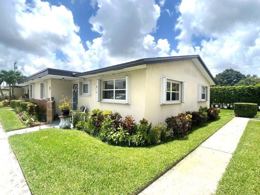 Welcome to the PET FRIENDLY section of Cresthaven Villas. This 2 - Beach Home for sale in West Palm Beach, Florida on Beachhouse.com