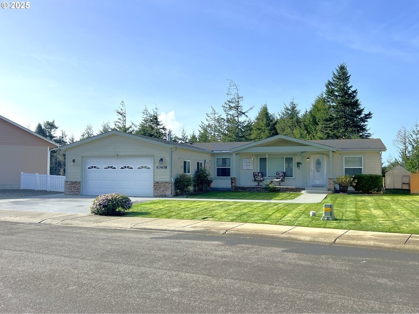 This spacious 1,620 sq ft home offers easy single-level living - Beach Home for sale in Coos Bay, Oregon on Beachhouse.com