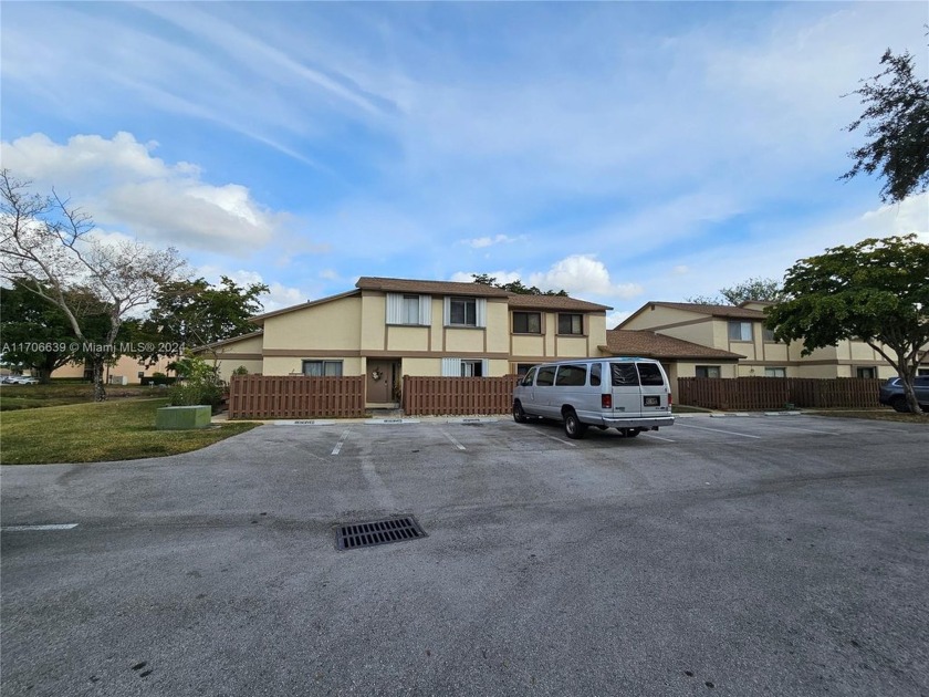 RENOVATED UNIT! This 3 bedroom, 2.5 bathroom two-story condo - Beach Townhome/Townhouse for sale in Sunrise, Florida on Beachhouse.com