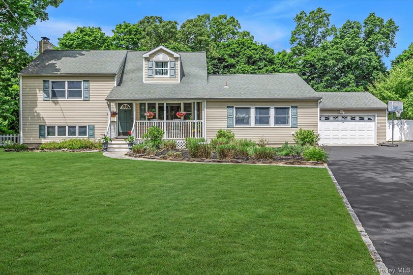 Beautifully updated 4-bedroom, 4-full-bath Expanded Split set on - Beach Home for sale in Northport, New York on Beachhouse.com