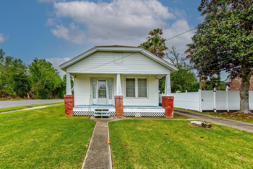 Nestled in the quaint community of Bourg! Literally MINUTES from - Beach Home for sale in Bourg, Louisiana on Beachhouse.com