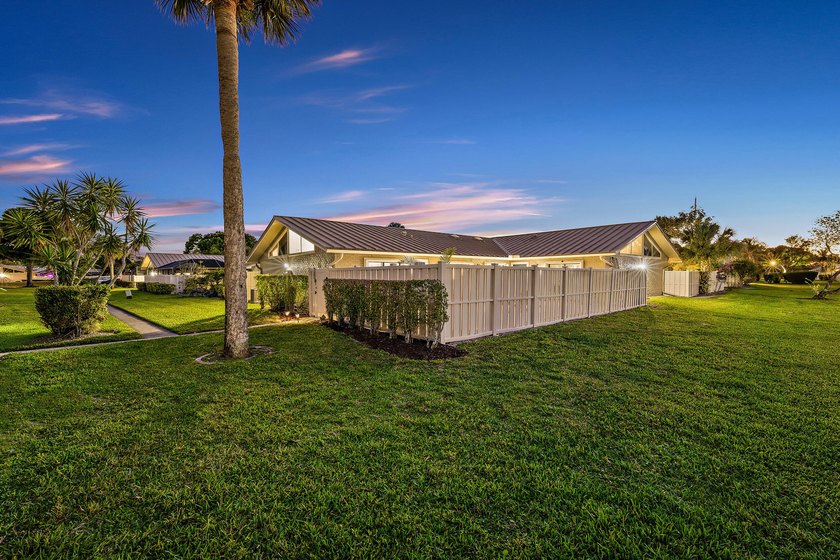 Located in the desirable community of Westwood Gardens, this - Beach Townhome/Townhouse for sale in Palm Beach Gardens, Florida on Beachhouse.com