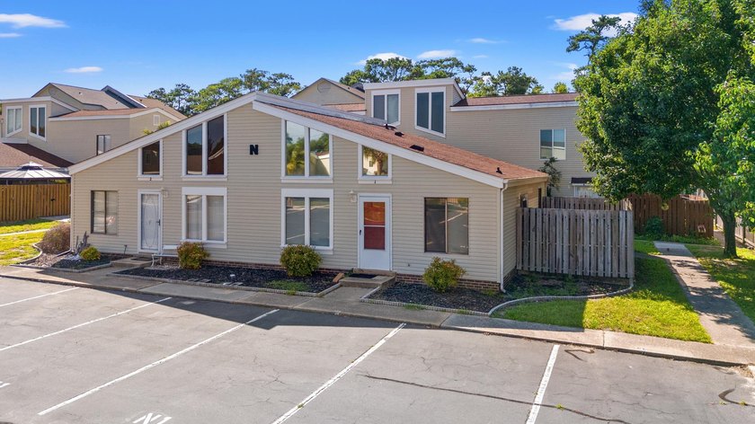 Just minutes from the beach, this charming ground-floor condo - Beach Condo for sale in North Myrtle Beach, South Carolina on Beachhouse.com