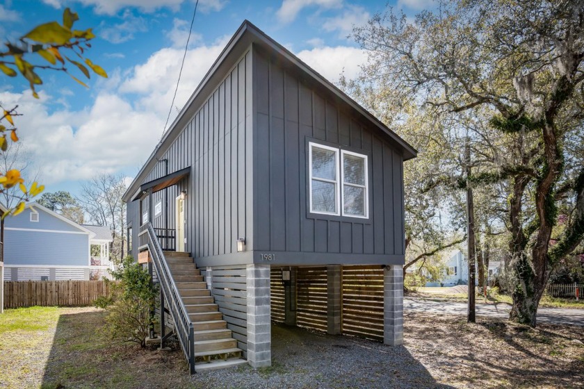 Welcome to 1981 Central Park Road! Built in 2018, this elevated - Beach Home for sale in Charleston, South Carolina on Beachhouse.com