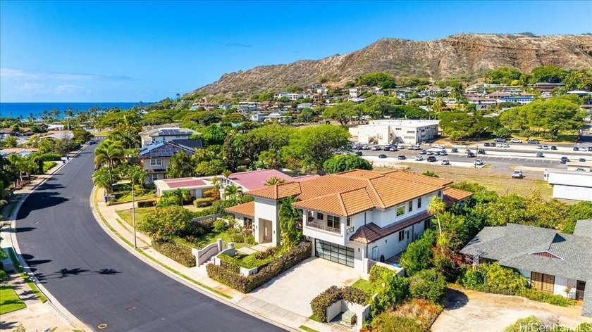 Enjoy a luxury island lifestyle in this gorgeous DH residence on - Beach Home for sale in Honolulu, Hawaii on Beachhouse.com