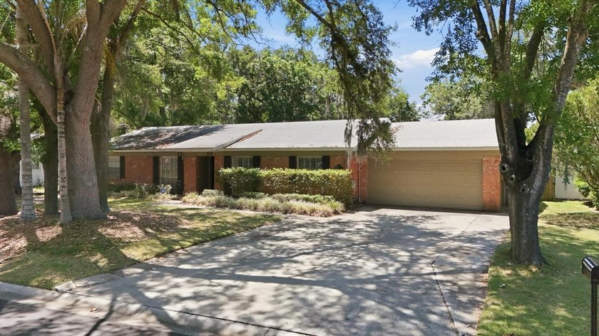 DESIRABLE LAKE MAGDALENE/CARROLLWOOD AREA!  Small, established - Beach Home for sale in Tampa, Florida on Beachhouse.com