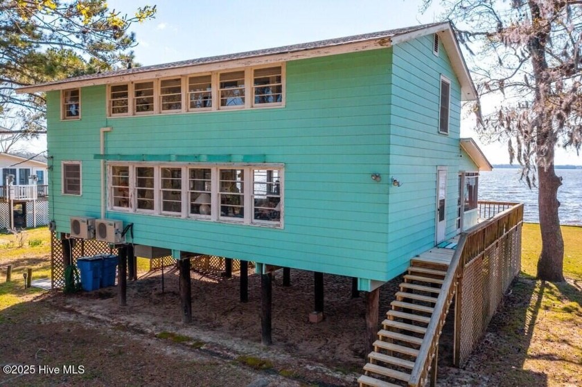 This fully-furnished 3-bedroom, 2.5-bath waterfront home is - Beach Home for sale in Washington, North Carolina on Beachhouse.com