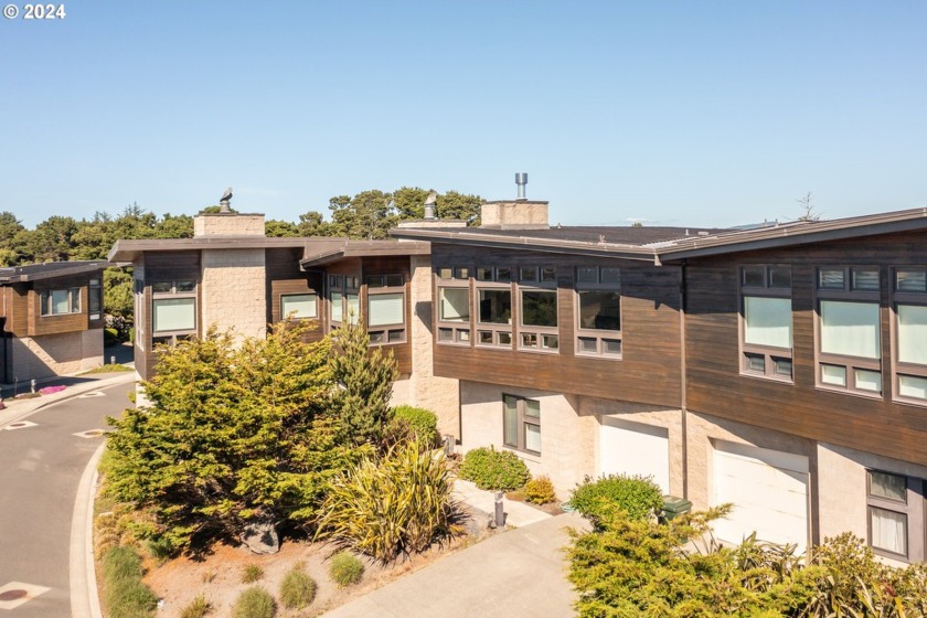 Discover a haven of modern elegance in this 1981 sqft reverse - Beach Home for sale in Bandon, Oregon on Beachhouse.com